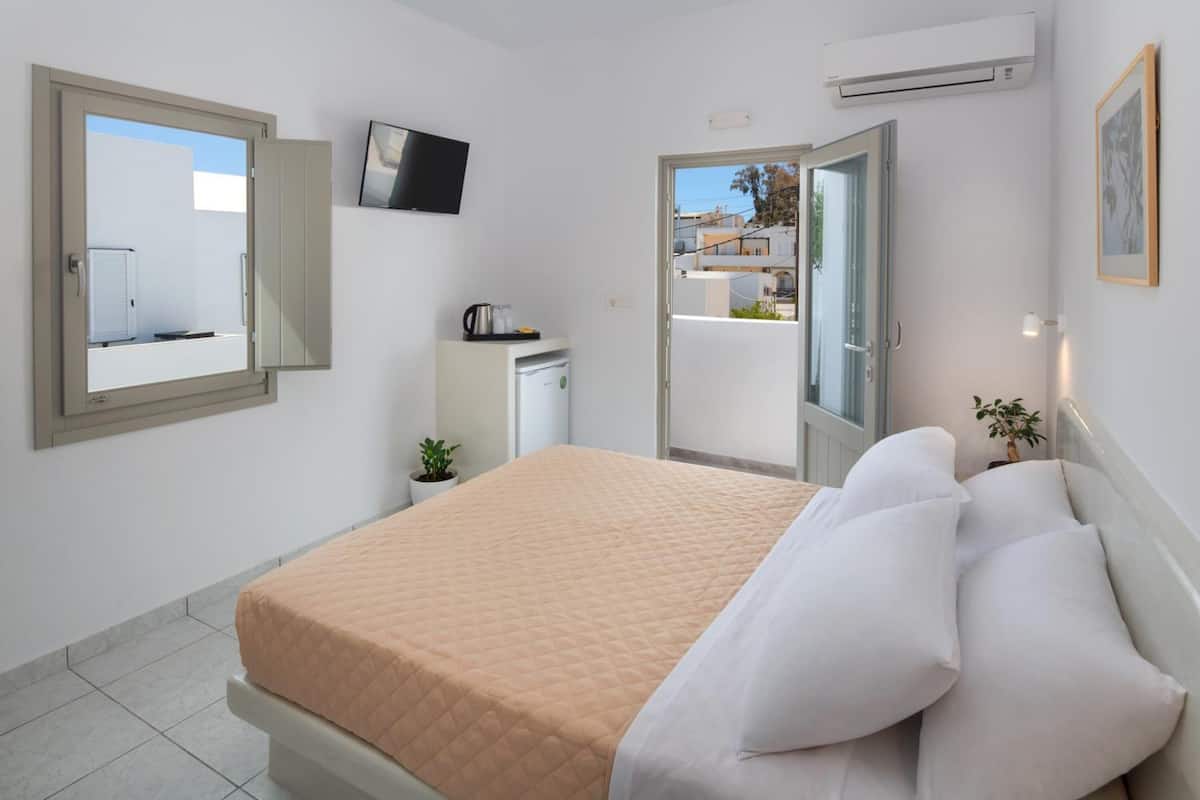 Superior Suite | 1 bedroom, in-room safe, soundproofing, iron/ironing board