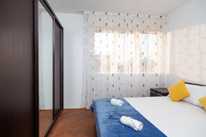 2 عدّة غرف نوم ومكتب وواي فاي مجانًا وملاءات أسرّة