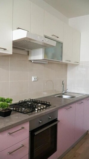 ثلاجة، فرن، موقد طهي مسطح، مستلزمات طهي/أطباق/أوعية