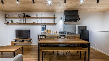 Frigorífico, microondas, placa de cocina y utensilios de cocina