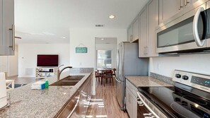 Jääkaappi, mikroaaltouuni, uuni, liesi