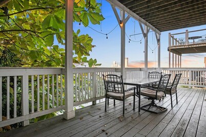 3 Bed - Million Dollar View -Off Street Parking!