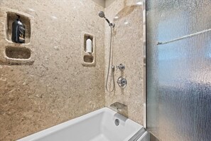 Bathtub, hair dryer, towels - 3 Bed - Million Dollar View -Off Street Parking! (Pittsburgh)