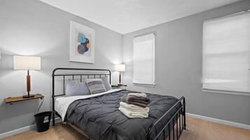 3 Schlafzimmer, Schreibtisch, Bügeleisen/Bügelbrett, Reisekinderbett