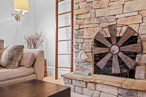 Interior - 3 Bed - Million Dollar View -Off Street Parking! (Pittsburgh)