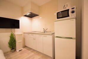 Réfrigérateur, micro-ondes, plaque de cuisson