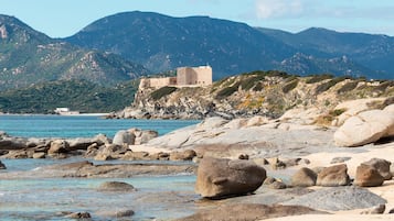 Una spiaggia nelle vicinanze, sabbia bianca, ombrelloni