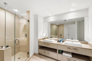 Bathtub, hair dryer, towels, shampoo - Luxury Ocean Front Penthouse with Endless Horizons (Hollywood)