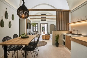 Frigorífico, cafetera o tetera y hervidor eléctrico