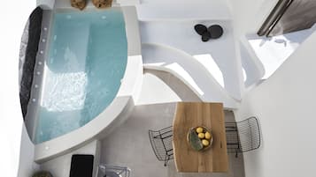 Suite with outdoor Hot Tub | Private spa tub