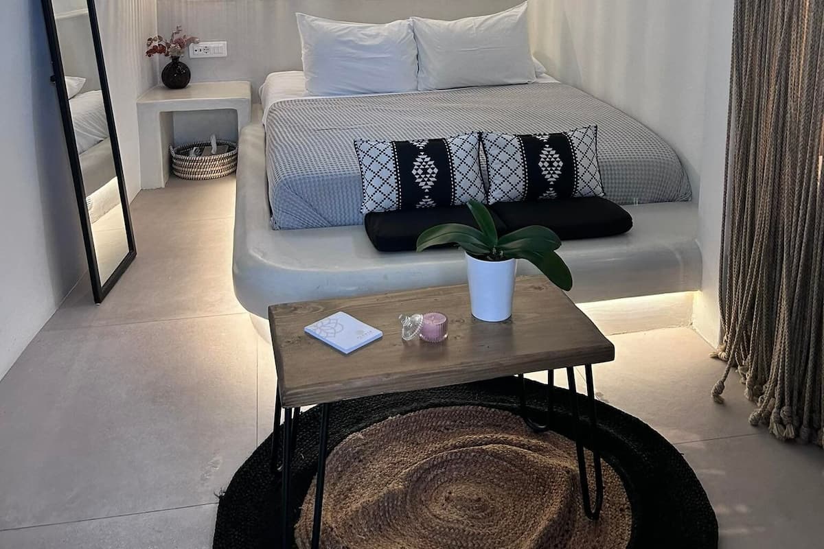 Suite with outdoor Hot Tub | 2 bedrooms, in-room safe, iron/ironing board, free cribs/infant beds