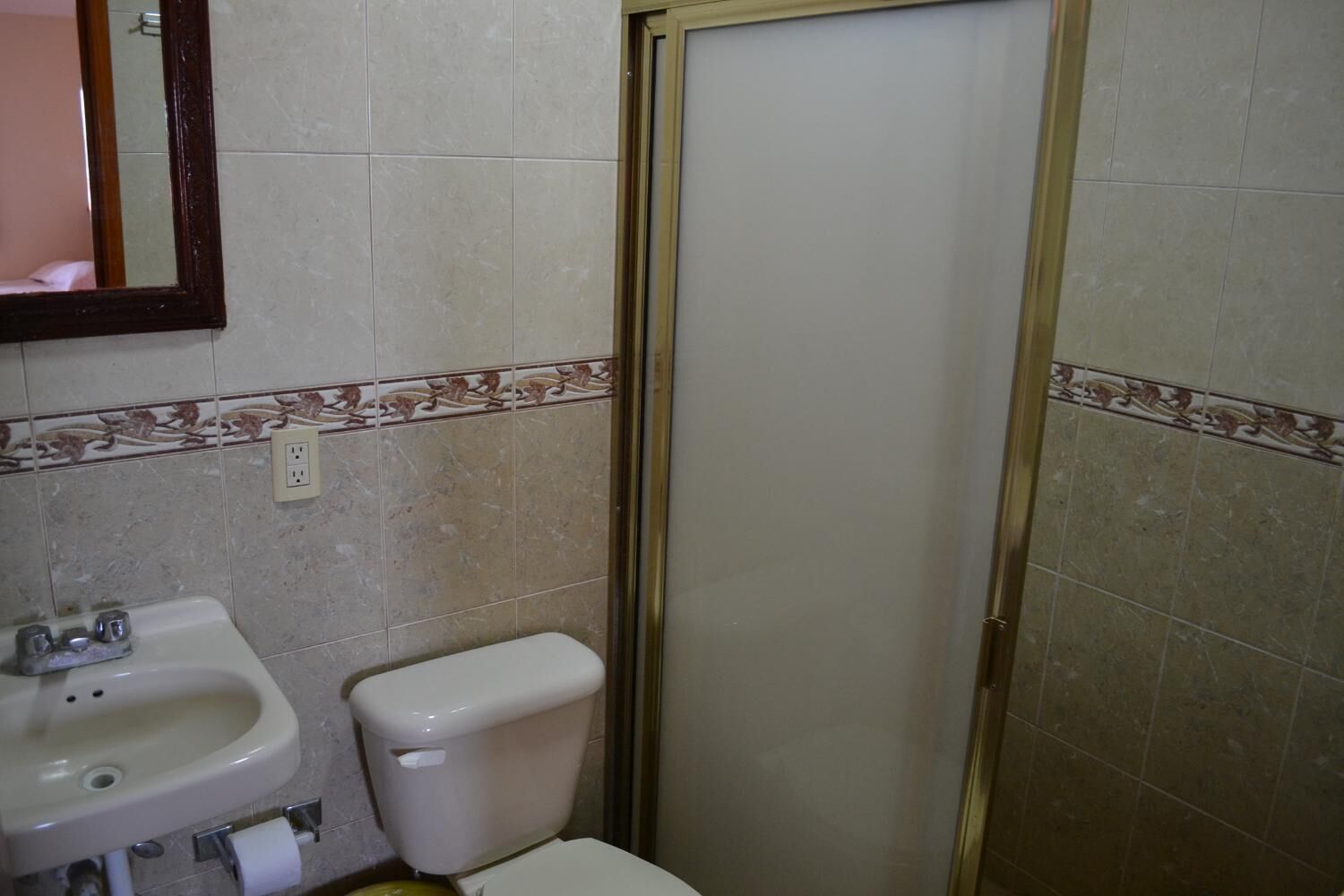 Ein Badezimmer mit Waschbecken, Toilette und Duschbereich.