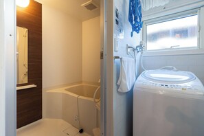 Kostenlose Toilettenartikel, Haartrockner, Handtücher