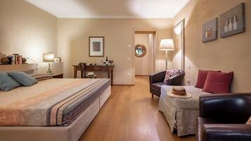 Kolmen hengen superior-huone | Ylelliset vuodevaatteet, minibaari, tallelokero huoneessa