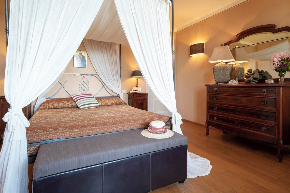 Junior studio suite, 1 queensize bed, uitzicht op vallei | Luxe beddengoed, een minibar, een kluis op de kamer