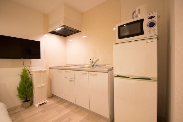 Fridge, microwave, stovetop, cookware/dishes/utensils