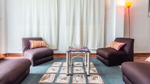 A living room with two dark sofas, a small table, and a patterned rug. - Rafita's House private apartment with good location (downtown and apt) (Cusco)