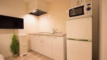 Fridge, microwave, stovetop, cookware/dishes/utensils