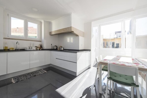 Refrigerador con congelador, microondas, horno y parrilla de estufa