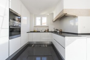 Refrigerador con congelador, microondas, horno y parrilla de estufa