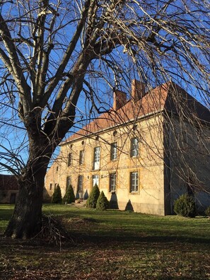 Front of property - Zone Bleue  (Hyds)