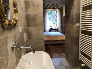 Shower, rainfall showerhead, hair dryer, towels - Zone Bleue  (Hyds)