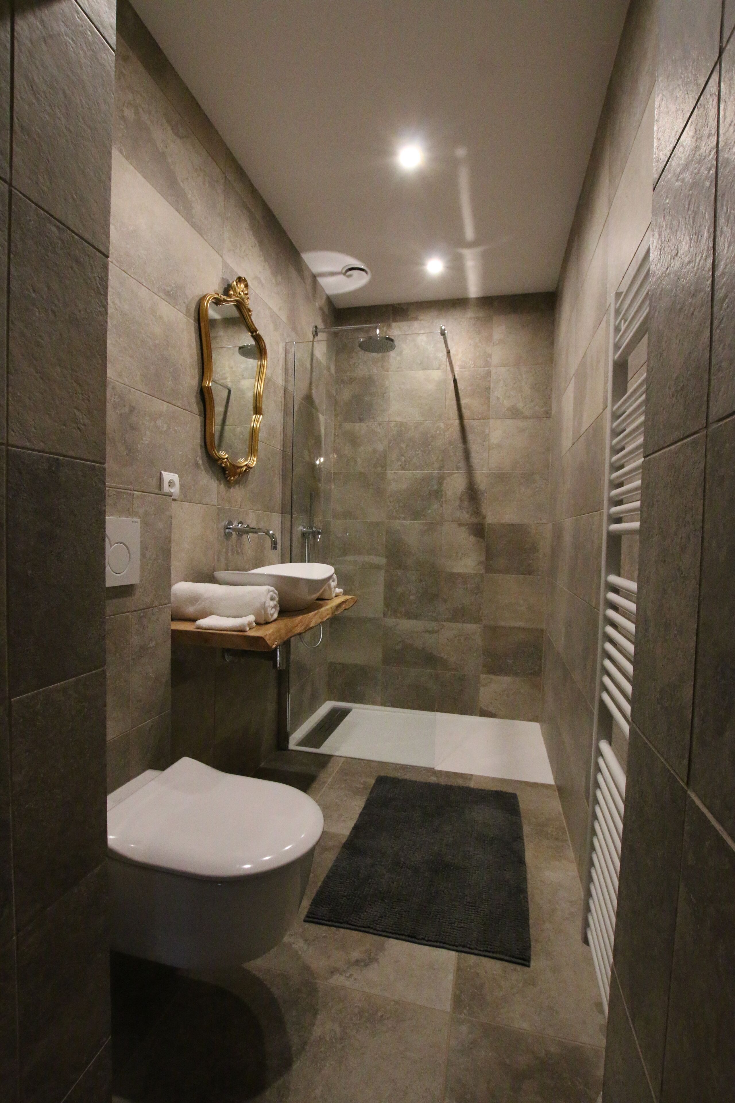 Badezimmer | Dusche, Regendusche, Haartrockner, Handtücher