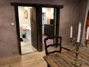 Highchair, cookware/dishes/utensils - Zone Bleue  (Hyds)