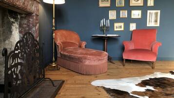 Classic Double Room, Garden View | Living area