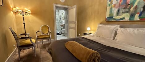 Deluxe-rum - utsikt mot trädgården | 1 sovrum, sängtillbehör av högsta kvalitet och memory foam-madrasser