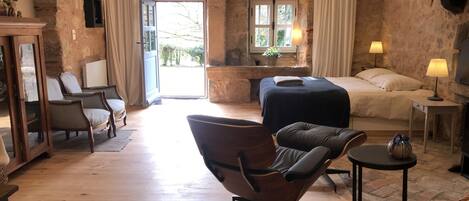 Klassiek appartement, uitzicht op tuin | Luxe beddengoed, bedden met traagschuimmatrassen