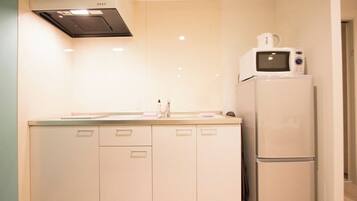 Fridge, microwave, stovetop, cookware/dishes/utensils