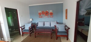 Apartament familiar, 2 dormitoris | Sala d'estar | Televisor de pantalla plana 