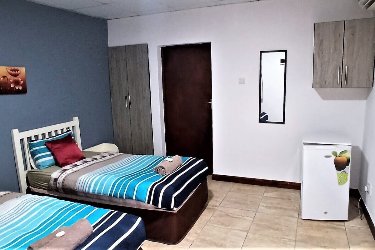 2 habitaciones, cortinas blackout y ropa de cama