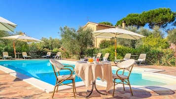 Spécialités Cuisine locale, vue sur la piscine