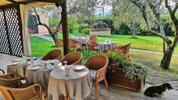 Spécialités Cuisine locale, vue sur la piscine