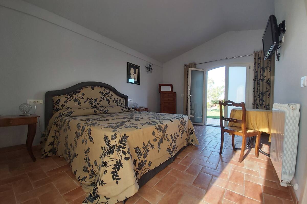 Chambre supĂ©rieure double | Bureau, systĂšme dâinsonorisation, accĂšs au Wi-Fi (inclus)