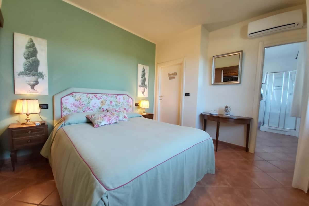 Comfort Double Room | Desk, soundproofing, free WiFi, bed sheets
