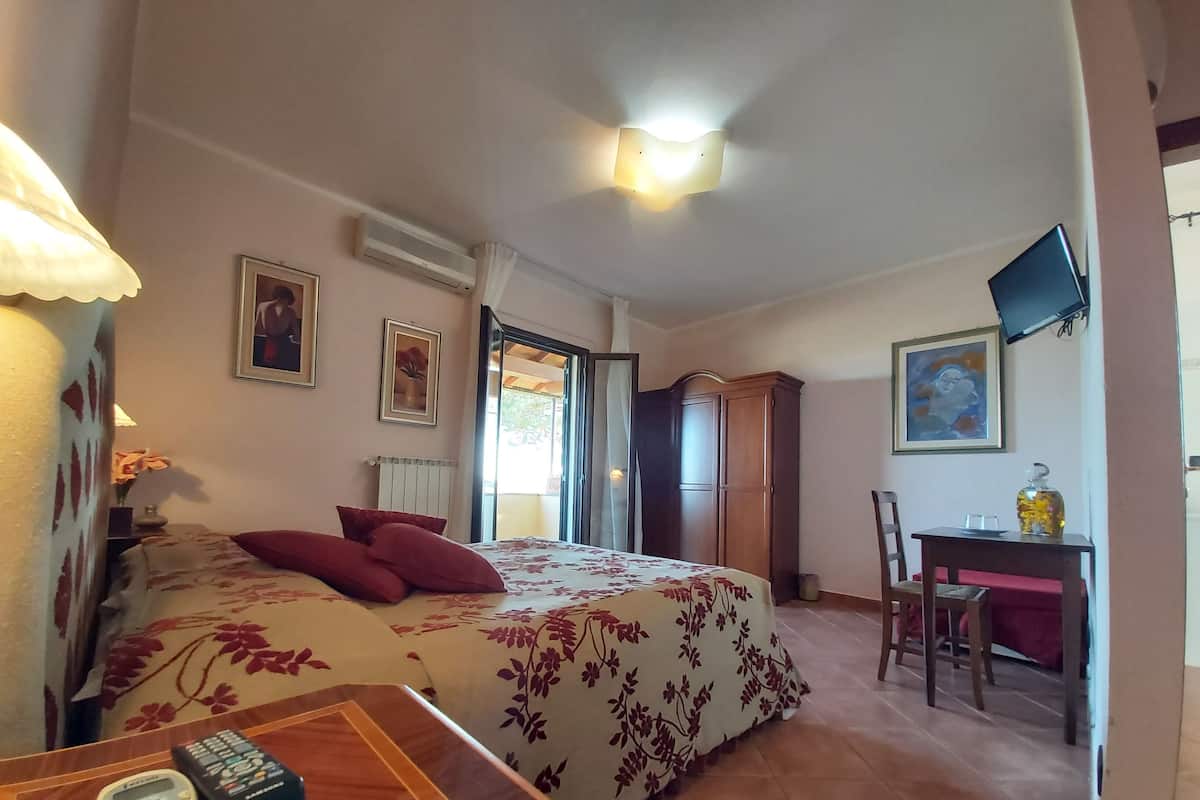 Deluxe Double Room | Desk, soundproofing, free WiFi, bed sheets