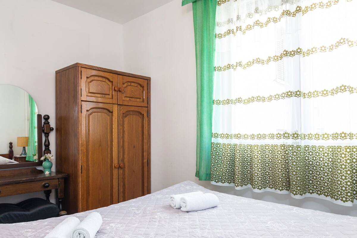 Laptop workspace, blackout curtains, iron/ironing board, free WiFi