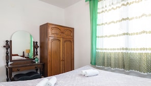 Laptop workspace, blackout curtains, iron/ironing board, free WiFi