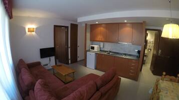 Apartament familiar, 2 dormitoris, no fumadors, vistes a la muntanya | Sala d'estar | Televisor LED de 17 polzades amb canals per cable i televisor