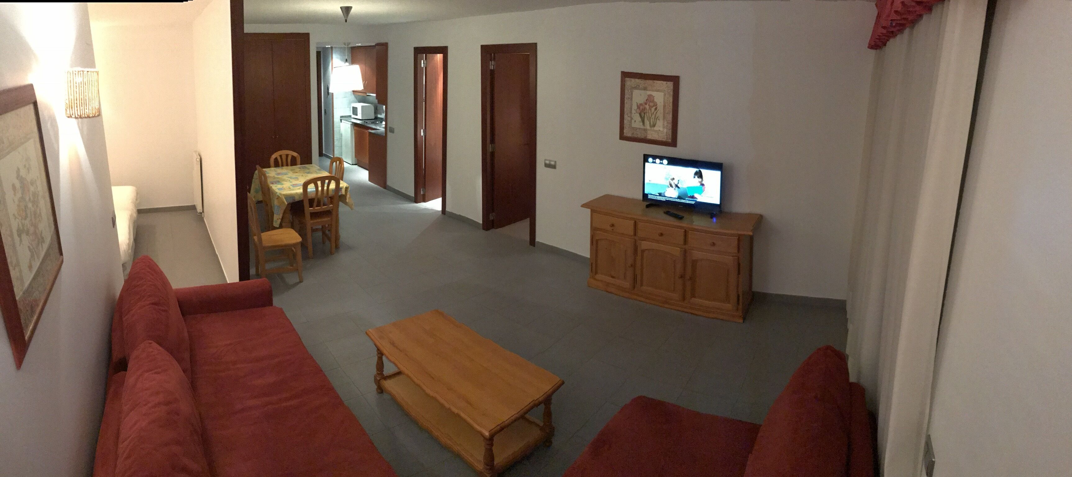 Departamento estándar, 2 habitaciones, para no fumadores, vista a la montaña | Sala de estar | Televisión LED de 17 pulgadas con canales por cable y televisión 