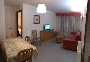 Superior Apartment, 2 Bedrooms, Non Smoking, Mountain View | Living room | 17-inch LED TV with cable channels, TV - Apartamentos Turísticos Roc Del Castell (Canillo)
