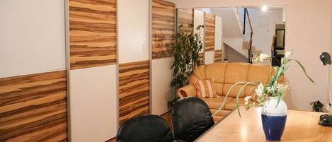 Departamento, 3 habitaciones | Área de sala de estar | Televisión