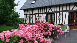Un bâtiment traditionnel à colombages, avec une enseigne indiquant « Chambres d’hôtes ».