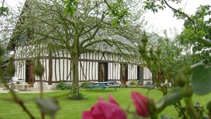 Il s’agit d’un bâtiment traditionnel à colombages, doté d’un jardin à l’avant, comprenant un banc et une table de pique-nique.