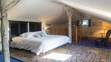 Desk, soundproofing, free cots/infant beds, free WiFi