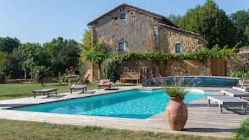 Piscine extérieure (ouverte en saison), parasols de plage