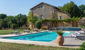 A stone building with a swimming pool and wooden deck. - B&B Clos de Saint-Maime (Saint-Maime-de-Pereyrol)